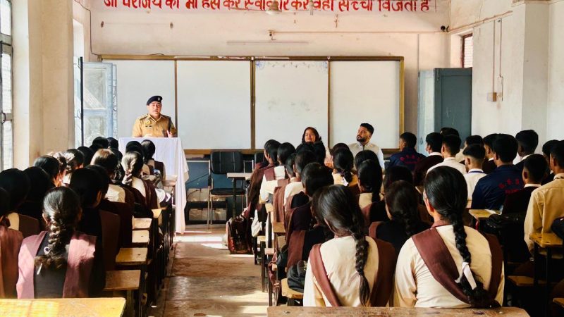 युवाओं को नशे से दूर रखने के लिए जन-जन की सहभागिता आवश्यक – गौरव सिंहपुलिस अधीक्षक ने सुल्तानपुर विद्यालय में छात्रों से किया सीधा संवाद और वितरित की स्पोर्ट्स किट
