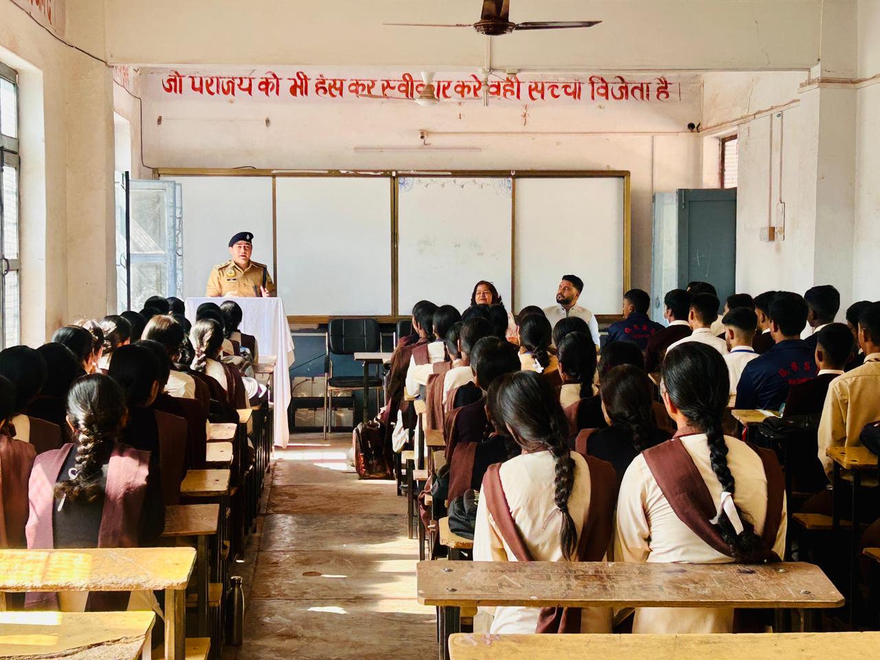 युवाओं को नशे से दूर रखने के लिए जन-जन की सहभागिता आवश्यक – गौरव सिंहपुलिस अधीक्षक ने सुल्तानपुर विद्यालय में छात्रों से किया सीधा संवाद और वितरित की स्पोर्ट्स किट