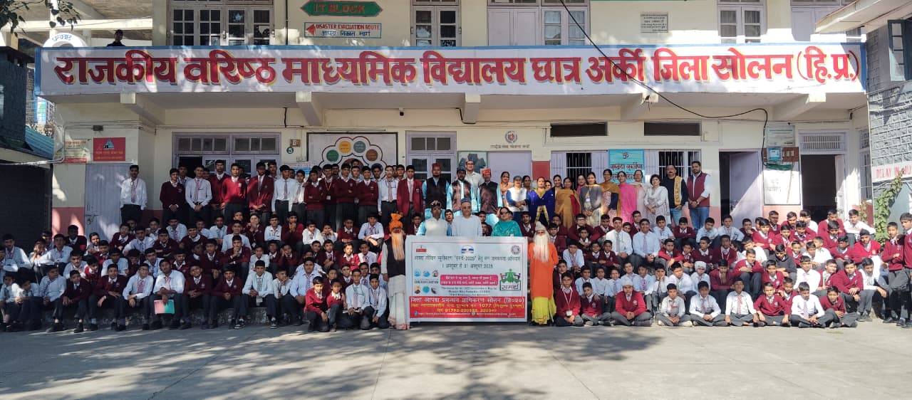 कलाकारों ने लोगों को गीत-संगीत व नुक्कड़-नाटक के माध्यम से आपदा से बचाव के बारे में किया जागरूक