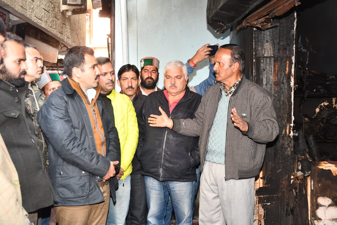 दुःख की इस घड़ी में प्रदेश सरकार प्रभावितों के साथ – विक्रमादित्य सिंहअग्निकांड प्रभावित क्षेत्रों का दौरा कर लिया जायज़ाप्र भावितों से की मुलाकात