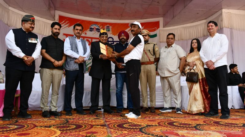 डॉ. शांडिल ने उत्कृष्ट कार्य के लिए विभूतियों को किया सम्मानित